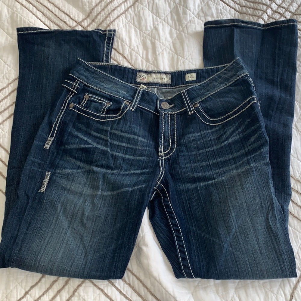 BKE Culture boot cut dark wash jeans w/ detailing on back pocket. Size 32 long